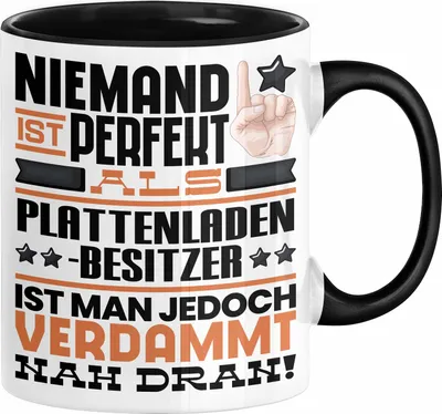 Produktbild von Plattenladenbesitzer Geschenk Tasse Lustige Geschenkidee für Plattenladenbesitzer Geburtstag Kaffee-Becher Niemand Ist Perfekt Aber Als Plattenladenbesitzer Ist Man Nah Dran (Schwarz)