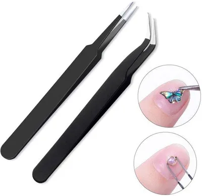 Immagine prodotto di Due strumenti per la cura delle unghie: una pinzetta nera per l'estensione delle ciglia, con punta in acciaio inossidabile affilata e ricurva, una pinzetta da manicure e strumenti per le unghie fatti a mano.