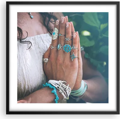 Produktbild von Gerahmtes Poster - Schwarzer Rahmen - Hände Schmuck Boho - 50x50 cm - Wand Bild - Wanddeko - Wandbilder - Kunstposter - Wandposter - Bilderrahmen - Bilder - Kunstdruck - P2BAC50x50-4412