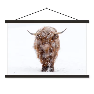 Produktbild von MuchoWow® Textilposter Schottischer Highlander - Kuh - Schnee 60x40 cm mit schwarzem Rahmen - Hölzernes