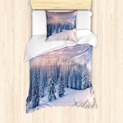 Produktbild von ABAKUHAUS Berg Mantele, Idyllische Wintermorgen, Milbensicher Allergiker geeignet mit Kissenbezügen, 135 cm x 200 cm - 80 x 80 cm, Pale Pink Weiß