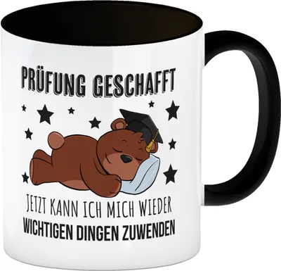 Produktbild von Schlafender Bär mit Doktorhut Kaffeebecher in schwarz mit Spruch Prüfung