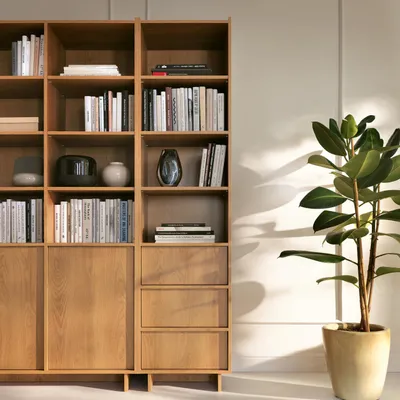 Zdjęcie produktu dla Minimalistyczny regał Hinoki 50 cm z 3 szufladami – nowoczesny regał drewniany w kolorze dębu karmelowego. Regał bez nóżek do salonu
