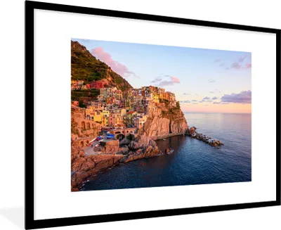 Produktbild von MuchoWow® Gerahmtes Poster Eine orangefarbene Cinque Terre bei tiefstehender Sonne in Italien 90x60 cm - Poster mit Schwarzem Bilderrahmen Wandposter Rahmen Foto Bilder - Wanddekoration - Fotos