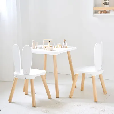 Produktbild von Petite Amélie Kindersitzgruppe – Kindertisch mit 2 Häschen Stühlen – Weiß – Kindermöbel mit glattem Finish