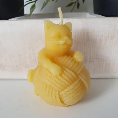 Produktbild von Bienenwachskerze Katzen Kerze mit Wollknäuel 7 cm