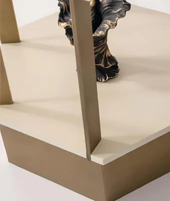 Immagine prodotto di Scaffale con struttura in metallo e ripiani aperti per un arredamento elegante