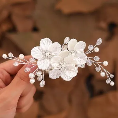 Produktbild von Haarspange mit Blumen für die Braut zur Hochzeit | Edler Haarschmuck für Damen zum Brautoutfit