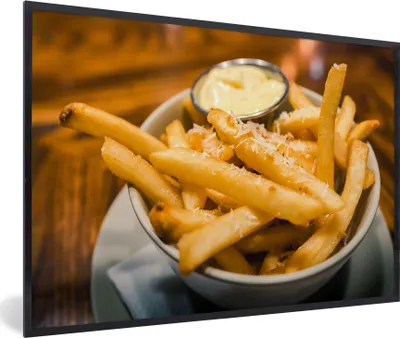 Produktbild von MuchoWow® MuchoWow® Gerahmtes Poster Nahaufnahme von Pommes frites mit Käse und Mayonnaise 60x40 cm - Poster mit zchwarzem Bilderrahmen - Printing - Wanddeko Schlafzimmer