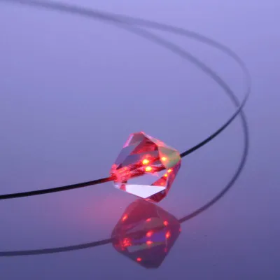 Produktbild von sompex-trendpoint Leuchtende Halskette LED Kristall Bicone rot mit Swarovski®- Elements