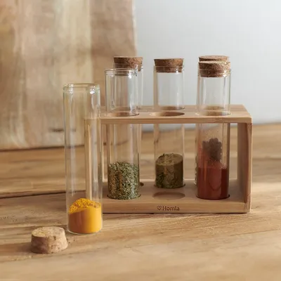 Produktbild von HOMLA Torano Gewürzbehälterregal - Praktisches Gewürzregal im Minimalistischen Design - Pinie Glas und Kork 6 Gläser 14 x 9 cm