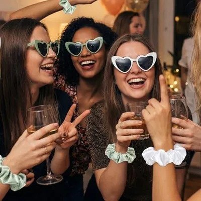 Produktbild von JGA-Dekoset mit 7 herzförmigen Sonnenbrillen und 7 Satin-Stirnbändern, Accessoires für das Brautteam bei Junggesellenabschied, Brautparty, Hochzeit und Mädelsfeiern