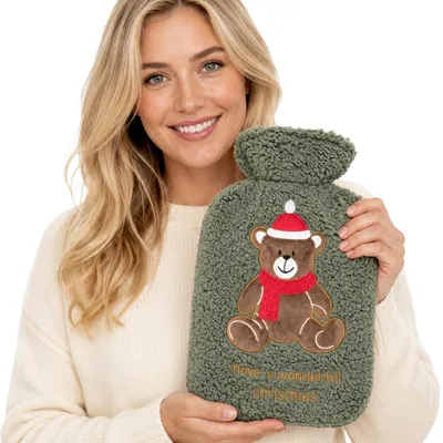 Productafbeelding van Warmwaterkruik van 1,75 liter met een Sherpa-hoes, met een groene kerstbeer afbeelding, afmetingen ongeveer 33 x 21 cm