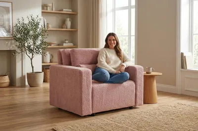 Produktbild von Schlafsessel KOMO Hunter – mit Schlaffunktion und Bettkasten, Velours in Rosa, Family Meble, KI-generiertes Bild