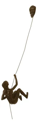 Image de Sculpture murale en bronze représentant une femme grimpeuse, dimensions : 73 cm