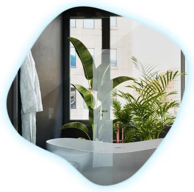 Produktbild von LED Spiegel unregelmäßig 67,6 x 67 cm – großer Badspiegel mit LED Licht, Design Spiegel kaltweiß 6500K, modernes Spiegeldesign, effektvolle Beleuchtung, minimalistischer Look