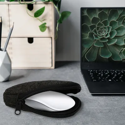 Produktbild von kwmobile Tasche kompatibel mit Apple Magic Mouse 1 / 2 - Filz Hülle für Computer Maus - Schutzhülle für PC Mouse Dunkelgrau