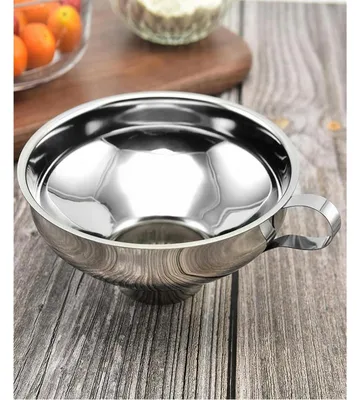 Obrázek produktu pro Nerezový trychtýř s rukojetí, průměr 10 cm. Ideální pro plnění marmelád a dalších potravin. Praktický pomocník do kuchyně