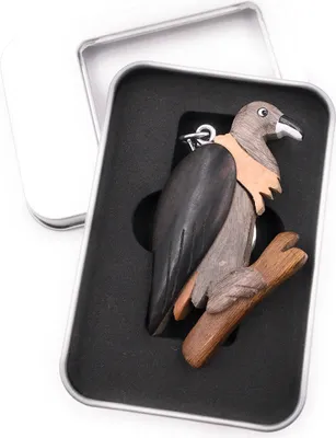 Produktbild von Schlüsselanhänger Holz Geier Vogel Greifvogel Rabengeier auf Ast Anhänger in Geschenkbox