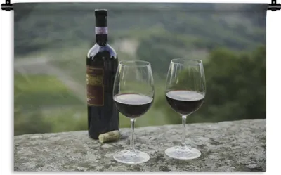 Produktbild von MuchoWow® Wandteppich Wandbehang Eine Flasche Rotwein mit Sangiovese-Weinbergen im Hintergrund 60x40 cm Tapisserie Dekoration Wandtuch - Wanddekorationen