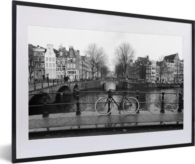 Produktbild von MuchoWow® Gerahmtes Poster Amsterdamer Grachten - Schwarz und weiß 60x40 cm - Poster mit Schwarzem Bilderrahmen Wandposter Rahmen Foto Bilder - Schlafzimmer - Plakat in Rahmen - Drucken