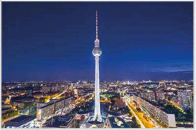 Produktbild von Wallario Wandbild Fernsehturm Berlin bei Nacht, Größe: 61 x 91,50 cm, Poster mit weißem Aluminiumrahmen