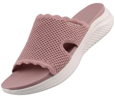 Das Bild zeigt einen flachen Schuh in einem zarten Rosaton der von der linken Seite betrachtet wird. Der Schuh hat ein schlichtes Design mit einer glatten Oberfläche und einer dezenten Sohlenlinie.