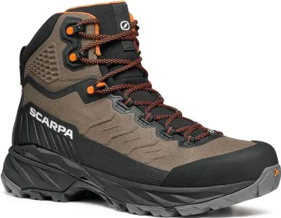 Herren-Wanderschuh "Rush TRK LT GTX" von Scarpa in Grau und Schwarz mit orangefarbenen Schnürsenkeln.