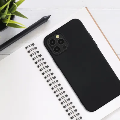 Produktbild von kwmobile Hülle kompatibel mit Apple iPhone 12 / iPhone 12 Pro Hülle - gummierte TPU Silikon Handyhülle - Schutzhülle für kabelloses Laden - Case in