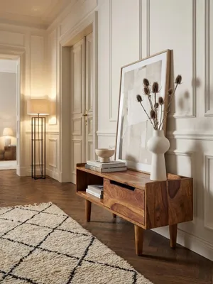 Modernes Lowboard aus massivem Sheesham-Holz im Wohnzimmer, stilvoll dekoriert mit Büchern und einer Vase unter einem Fernseher an einer grauen Wand._#sku_SAFWL6.554#