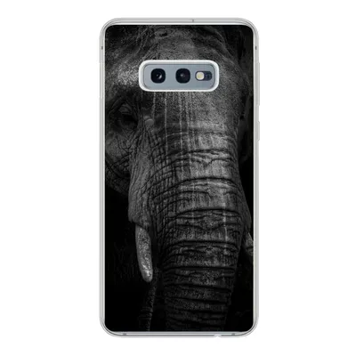 Produktbild von MuchoWow® Handyhülle Schutzhülle Hülle für Samsung Galaxy S10e Elefant auf schwarzem Hintergrund in schwarz und weiß Silikon Softcase Handy Hülle - Handy
