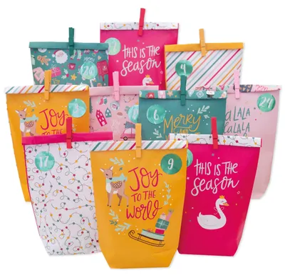 Produktbild von Papierdrachen Adventskalender 2025 – 24 bedruckte Papiertüten zum Selbstbefüllen - Weihnachtszauber - 24 Zahlensticker und Holzklammern - 6 Designs - Weihnachten