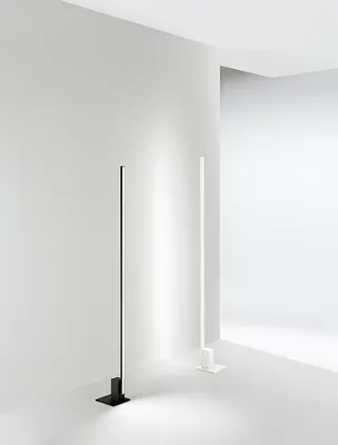 Produktbild von SYNCRO Schwarze LED-Stehleuchte aus Metall H.168 cm Perenz