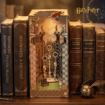 Produktbild von Revell Tiny Adventures - Harry Potter Quidditch Field | DIY Book Nook | Handgefertigte Miniaturwelten zum Zusammenbauen | 3D Puzzle aus Holz LED-Beleuchtung