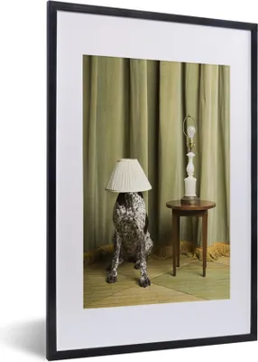 Produktbild von MuchoWow® MuchoWow® Gerahmtes Poster Hund mit einem Lampenschirm auf dem Kopf 40x60 cm - Poster mit zchwarzem Bilderrahmen - Poster in Rahmen