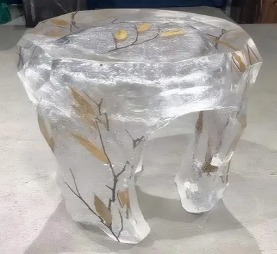 Produktbild von Stilvoller Epoxidharz-Tisch Runder Design-Beistelltisch mit Eisstruktur-Effekt