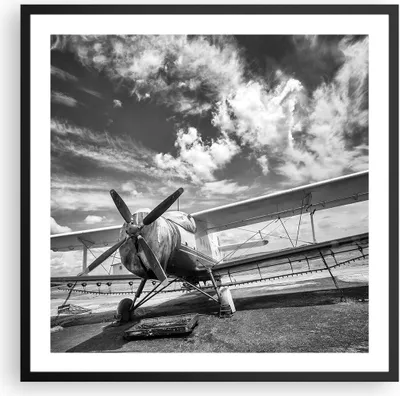 Produktbild von Gerahmtes Poster - Schwarzer Rahmen - An-2 Flugzeug Schwarzweiß - 60x60 cm - Wand Bild - Wanddeko - Wandbilder - Wandposter - Bilderrahmen - Bilder - Kunstdruck - Wandbild - P2BAC60x60-4228