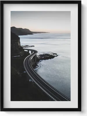 Produktbild von Küstenstraße aus der Vogelperspektive– Wandbild mit Rahmen – Gerahmtes Bild  – Wanddekoration – 50x70 cm –  Schwarz Rahmen