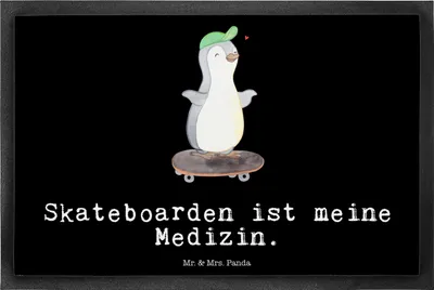 Produktbild von Mr. & Mrs. Panda fußmatte Pinguin Skateboarden 40 x 60 cm - Schwarz - Geschenk, Schmutzfangmatte, matte haustür, Türmatte, Skateplatz, Skateboard, fahren, Bodenvorleger