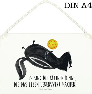 Produktbild von Mr. & Mrs. Panda Schild Stinktier Ball DIN A4 - Weiß - Geschenk, wandtafel, Raubtier, Wildtier, Weisheit, Verspielt, kleine aufmerksamkeit, Skunk, Holzschild, Türschild