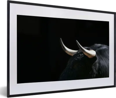 Produktbild von MuchoWow® Gerahmtes Poster Ein Bild von einem schwarzen Stier vor einem schwarzen Hintergrund 60x40 cm - Poster mit Schwarzem Bilderrahmen Wandposter Rahmen Foto Bilder - Schlafzimmer - Plakat in Rahmen - Drucken