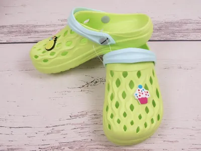 Produktbild von Strandschuhe Hausschuhe Camminare Limette mit 3 Dekorationen