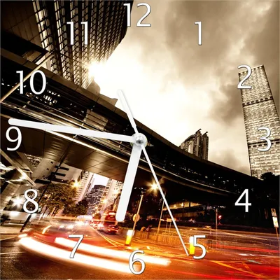 Produktbild von Wallario Design Wanduhr Stadt am Abend - Straße aus Echtglas, Größe 20 x 20 cm