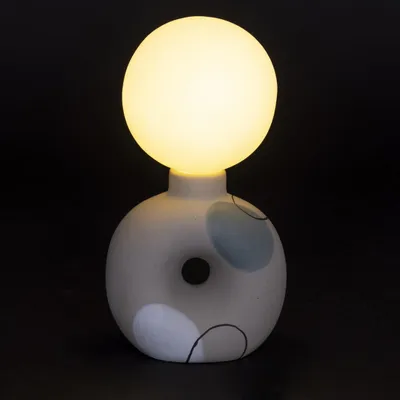 LED-Kugellampe aus Keramik, batteriebetrieben, 18 cm, grau/weiß