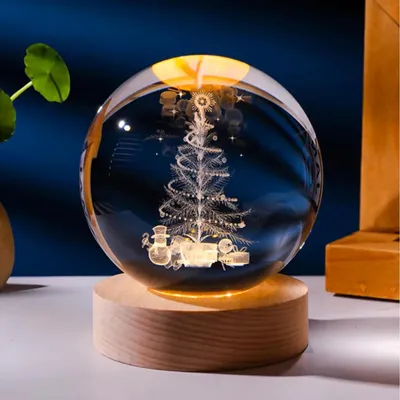 Productafbeelding van LED-glazen bol – Met 3D-kerstboom- en sneeuwpopmotief – Decoratieve verlichting – Diameter 8 cm