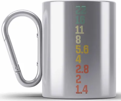 Produktbild von Trendation - Fotograf Edelstahl Tasse Karabiner Zubehör Fotografie Geschenk Fotografieren Karabiner Edelstahl Tasse Karabiner Edelstahl Geschenkideen Lustige Grafik Insider (Silber)