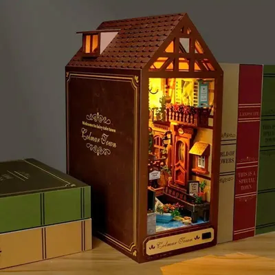 Produktbild von DIY Book Nook Colmar Stadt - 3D-Puzzle - Miniaturhaus aus Holz - mit LED-Licht - Bausatz