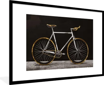 Produktbild von MuchoWow® Gerahmtes Poster Rennrad - Schwarz - Gold 90x60 cm - Poster mit Schwarzem Bilderrahmen Wandposter Rahmen Foto Bilder - Wanddekoration - Fotos