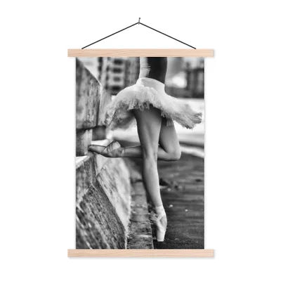 Produktbild von MuchoWow® Textilposter Ballett - Tanz - Ballerina - Schwarz und weiß 60x90 cm mit holzfarbenen Rahmen - Textil