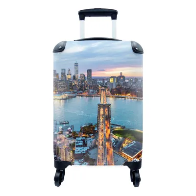 Produktbild von MuchoWow® Koffer Handgepäck Trolley Rollkoffer Kleine Reisekoffer mit 4 Rollen - Ein Luftbild der New Yorker Brooklyn Bridge bei Sonnenuntergang - Cabin Size < 55x40x23 cm & 55x40x20 cm - Fotokoffer - Kabinenkoffer - Boardgepäck - Reise-Box - Reisekoffer - Reisegepäck - Koffer mit Bild - Trolley für Kinder